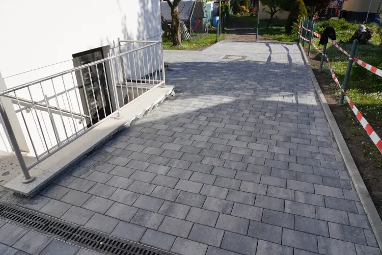 Hofeinfahrt – Nachher